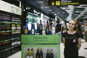Degustación de los vinos de Lanzarote en el aeropuerto durante la campaña