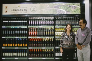 Rafael Morales y Esther Artiles junto a los vinos de Lanzarote en el aeropuerto