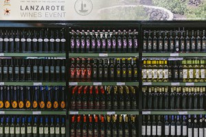 Expositor de las bodegas de vino de Lanzarote en el aeropuerto