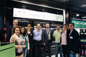 Representantes de las bodegas de vino de Lanzarote con el presidente del Consejo Regulador