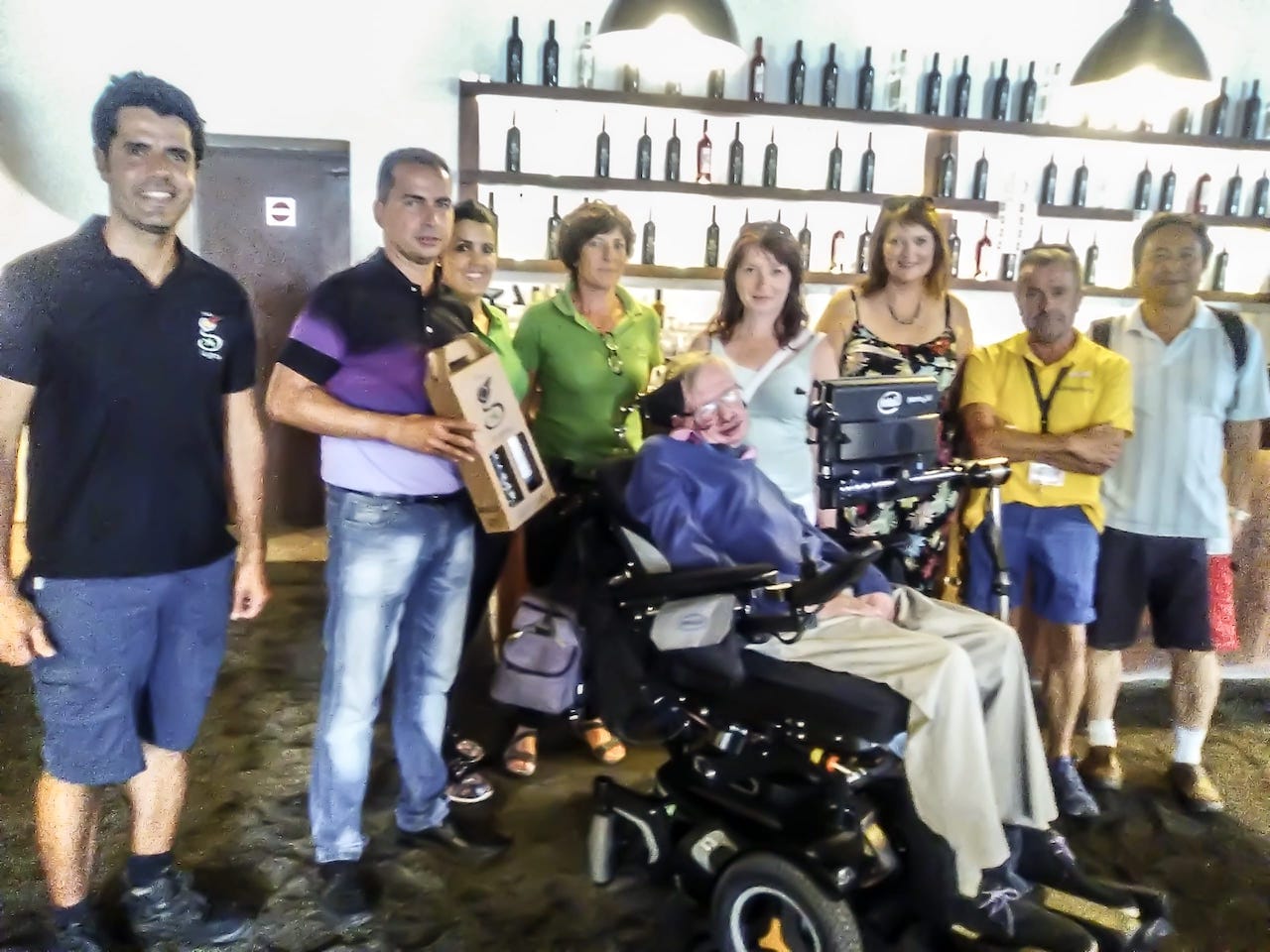 Stephen-Hawking-de-visita-en-la-Bodega-La-Geria-Lanzarote